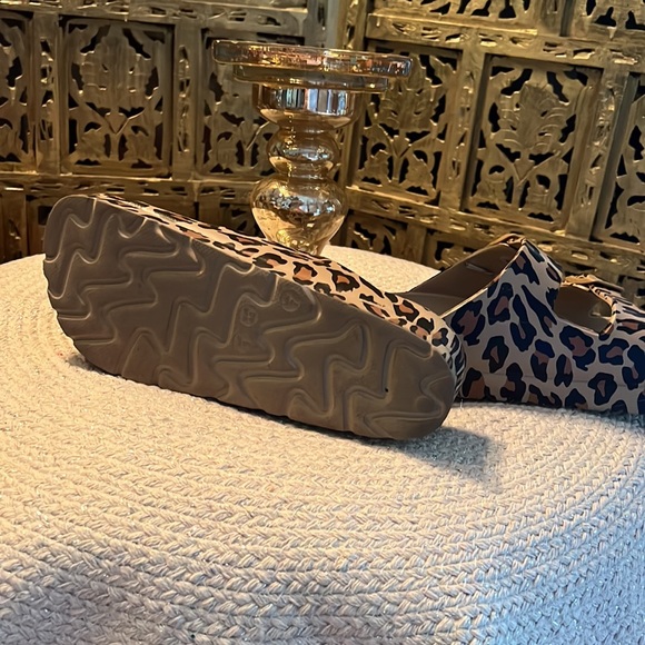 Mia worn only once size 9 leopard print - Picture 3 of 3